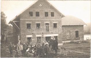 1922 Wasserburg am Inn (?), house under construction, workers. Josef Käser photo