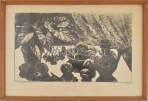 Kiss Terézia (1928- ): Tárgyak üveglapú asztalon. Rézkarc, papír, jelzett. Üvegezett keretben, 29,5x49 cm
