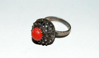 Cca. 1900-as évek eleje női ezüst gyűrű féldrágakővel