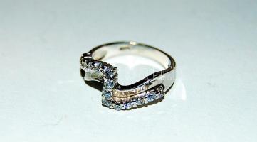 Női ezüst gyűrű féldrágakővel