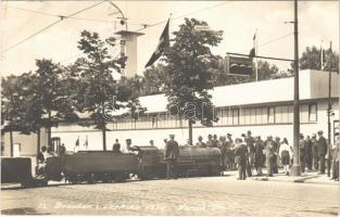 1930 Dresden, Die Liliputbahn auf der Lenné-Straße / train, minimum-gauge railway