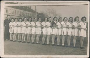 1941 Kézilabdázó lányok csapata, fotólap, 9×13,5 cm