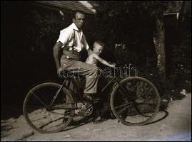 Kerékpárosok, 2 db fotónegatív, 6×9 cm