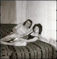 cca 1960-1970 Amatőr pornó felvételek, 3 db fotónegatív, 6×6 cm