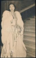 cca 1930 Előkelő hölgy bundában, fotó, 17×10,5 cm