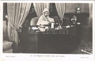 Sa Majesté le Sultan dans son bureau / Mohammed V, Sultan of Morocco in his office. Photo Flandrin (fl)