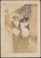 cca 1910-1920 Divatos hölgyek kalapban, muffal, keményhátú fotó, 15,5×10 cm