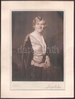 cca 1930 Hölgy színezett portréja, kartonra kasírozott fotó Jeney Anka budapesti műterméből, 23×18 cm