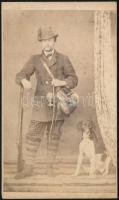 cca 1865 Steinburg Frigyes vadászruhában, puskával, kutyával, keményhátú fotó Geltch műterméből, 10,5×6 cm