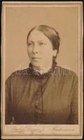cca 1885 Női portré, keményhátú fotó Berky Dezső szatmári műterméből, 10,5×6,5 cm