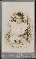 cca 1905 Kisgyermek műteremben, keményhátú fotó H. Schieberth brassói műterméből, 10,5×6,5 cm
