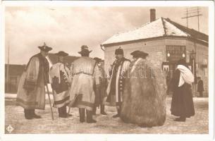 Pusztai élet: Terefere. Magyar folklór, háttérben Lusztig R. üzlete, Csap utca télen. Magyar Rotophot / Hungarian folklore in winter