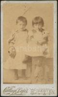 cca 1890 Két gyermek, műtermi keményhátú fotó Csillagi Lajos újpesti műterméből, 10,5×6,5 cm