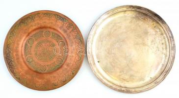Keleties motívumú vörösréz tányér, horpadással, d: 29 cm + alpakka tálca, kopottas állapotban d: 32 cm