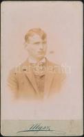 cca 1900 Fiatal férfi arcképe, keményhátú fotó Mysz nagyszebeni műterméből, 10,5×6,5 cm