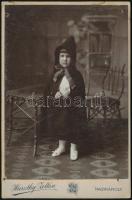 cca 1905 Gyermekfotó, keményhátú fotó Huszthy Zoltán nagykárolyi műterméből, lyukasztás nyomával, 12×8 cm