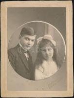 cca 1900 Két gyermek, kartonra kasírozott fotó Hollósi utóda Friss Lenke szatmári műterméből, 15×11,5 cm