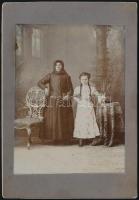 cca 1900 Pápa, anya és lánya műtermi portréja, keményhátú fotó, 16×11 cm