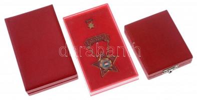 ~1960. "Kisipari Szövetkezet Kiváló Dolgozója" zománcozott kitüntető jelvény, eredeti tokb...