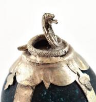 Kígyó figura malachit gömbön, m: 6 cm