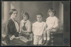 1915 Anya gyermekeivel, keményhátú fotó Matz és Társa műterméből, 10,5×16 cm