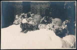 cca 1931 Halott gyerekek, fotólap, Kalocsa, Csincsák és Társa, 8x13 cm