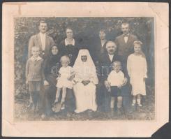 cca 1900-1920 Csökölyi (fehér) gyászviselet, fotó kartonon, sérült kartonnal, 17x23 cm