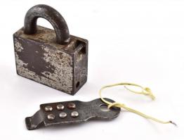 Régi fém lakat, kopottas állapotban, 6x5 cm
