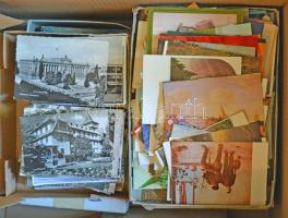 Modern képeslap hagyaték, legalább 1,5-2 ezer lap a 60-as 90-es évekből közte kevés levél, üdvözlőkártya stb. 4 dobozban, hullámkarton ládában
