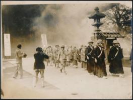 cca 1910-1920 Kína, Gázálarcosok felvonulása, fotó, felületén törésnyom, 18×23,5 cm