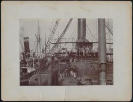 cca 1914 Katonák hadihajó fedélzetén, keményhátú fotó, 11,5×15,5 cm