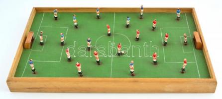 cca 1950 Asztali foci játék eredeti dobozában, golyóval, tartalék bábukkal, jó állapotban. 50x30 cm