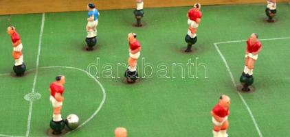 cca 1950 Asztali foci játék eredeti dobozában, golyóval, tartalék bábukkal, jó állapotban. 50x30 cm