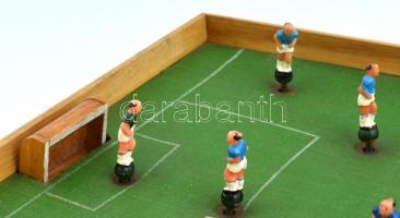 cca 1950 Asztali foci játék eredeti dobozában, golyóval, tartalék bábukkal, jó állapotban. 50x30 cm