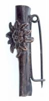 ~1910-1920. Fém havasi gyopárt ábrázoló hegyivadász fajdkakastoll tartó jelvény (36x12mm) T:2  ~1910-1920. Metal Edelweiss-shaped Gebirgsjäger (mountain unit) black grouse feathers holder badge (36x12mm) C:XF