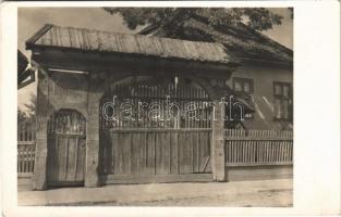 Gyergyószentmiklós, Gheorgheni; Székely kapu. Vákár Fivérek kiadása / Transylvanian wood carved gate