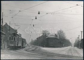 cca 1965 A 12-es villamos Újpesten, a Görgey (Vasút-) és Vécsey (Villasor) utca sarkánál, hátoldalon feliratozott fotó, jó állapotban, 13×18 cm
