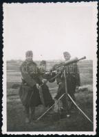 1942 Légvédelmi golyószóró kezelőszemélyzettel, fotó, 8,5×6 cm