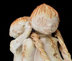 Kovács Éva (1938-): Gyermekét cipelő Anya. Kézzel festett mázas kerámia, jelzett, a Gyermek hátán fo...