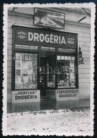 cca 1935 A bonyhádi Veritas drogéria és fényképészeti szaküzlet (tulajdonos: Óhegyi Géza) reklámokkal körbevett kirakata, fotó, jó állapotban, 9×6 cm