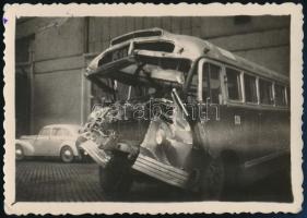 1955 Csúnyán összetört budapesti 3-as Ikarus busz fotója, 6×9 cm