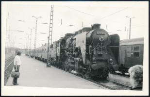 424.361-es mozdony a Nyugati Pályaudvaron, hátoldalon feliratozott fotó, 9×14 cm
