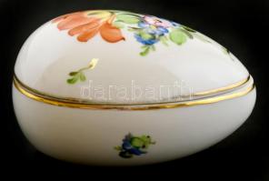 Herendi virágmintás tojás alakú porcelán bonbonier, kézzel festett, jelzett, apró kopásnyomokkal, 7,...