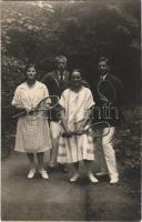 1913 Teniszezők csoportképe / tennis players with tennis rackets. photo