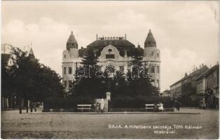 Baja, Hitelbank palotája, Tóth Kálmán szobra, üzletek