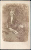 cca 1910 Cigány asszony nyúzott borzbundával, fotólap, 14×8,5 cm