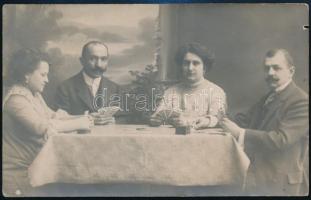1910 Kártyázó társaság, fotólap, Ruzicska debreceni műterméből, 8,5×13,5 cm