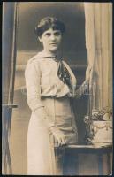 1918 Arad, Fiatal hölgy műteremben, fotólap, 13,5×9 cm