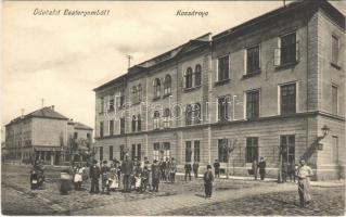 Esztergom, kaszárnya, katona gyerekekkel