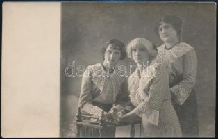 cca 1910-1920 Három lány műteremben, fotólap, 9×14 cm
